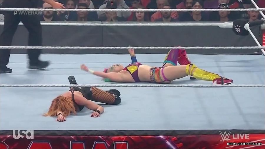 WWE_Monday_Night_Raw_2022_05_16_720p_HDTV_x264-NWCHD_mp4_007274910.jpg