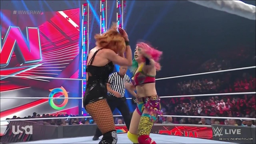WWE_Monday_Night_Raw_2022_05_16_720p_HDTV_x264-NWCHD_mp4_007300936.jpg