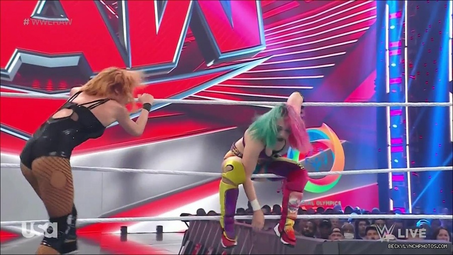 WWE_Monday_Night_Raw_2022_05_16_720p_HDTV_x264-NWCHD_mp4_007363398.jpg