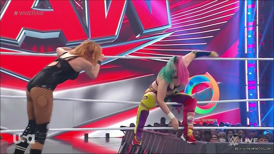WWE_Monday_Night_Raw_2022_05_16_720p_HDTV_x264-NWCHD_mp4_007363799.jpg