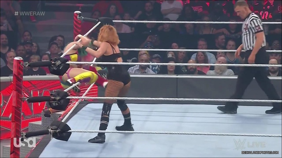 WWE_Monday_Night_Raw_2022_05_16_720p_HDTV_x264-NWCHD_mp4_007365000.jpg