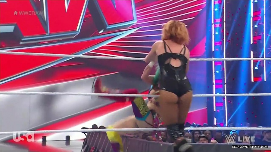 WWE_Monday_Night_Raw_2022_05_16_720p_HDTV_x264-NWCHD_mp4_007365400.jpg