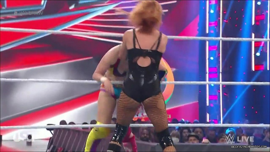 WWE_Monday_Night_Raw_2022_05_16_720p_HDTV_x264-NWCHD_mp4_007366601.jpg
