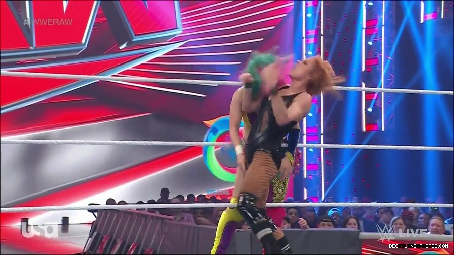 WWE_Monday_Night_Raw_2022_05_16_720p_HDTV_x264-NWCHD_mp4_007368603.jpg