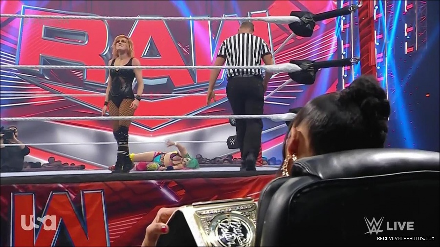 WWE_Monday_Night_Raw_2022_05_16_720p_HDTV_x264-NWCHD_mp4_007392227.jpg