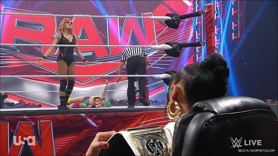 WWE_Monday_Night_Raw_2022_05_16_720p_HDTV_x264-NWCHD_mp4_007393428.jpg