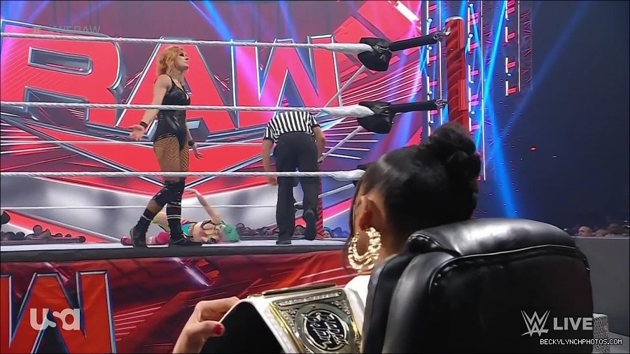 WWE_Monday_Night_Raw_2022_05_16_720p_HDTV_x264-NWCHD_mp4_007394229.jpg