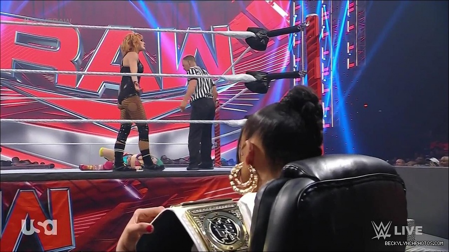 WWE_Monday_Night_Raw_2022_05_16_720p_HDTV_x264-NWCHD_mp4_007395030.jpg