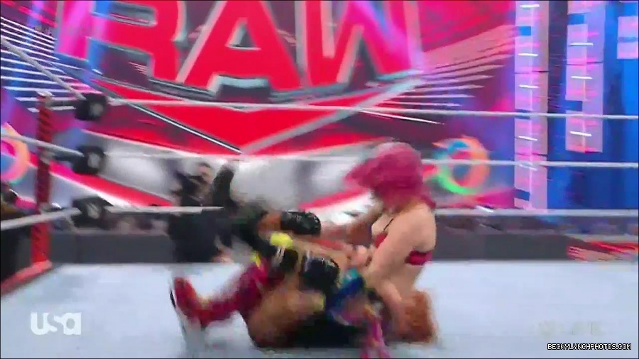 WWE_Monday_Night_Raw_2022_05_16_720p_HDTV_x264-NWCHD_mp4_007421857.jpg
