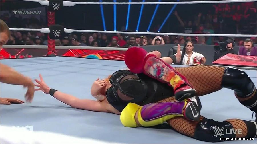 WWE_Monday_Night_Raw_2022_05_16_720p_HDTV_x264-NWCHD_mp4_007428263.jpg