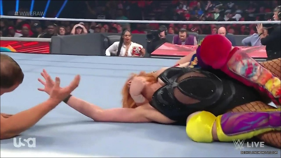 WWE_Monday_Night_Raw_2022_05_16_720p_HDTV_x264-NWCHD_mp4_007429464.jpg