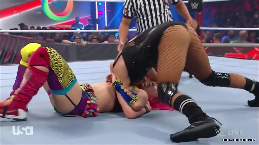 WWE_Monday_Night_Raw_2022_05_16_720p_HDTV_x264-NWCHD_mp4_007437472.jpg