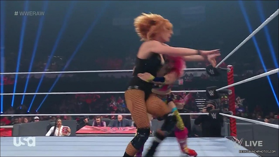 WWE_Monday_Night_Raw_2022_05_16_720p_HDTV_x264-NWCHD_mp4_007449885.jpg