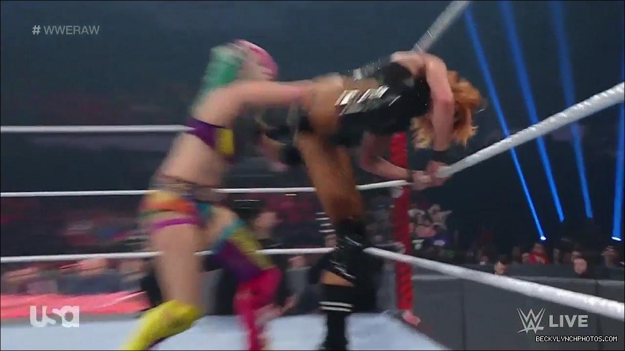 WWE_Monday_Night_Raw_2022_05_16_720p_HDTV_x264-NWCHD_mp4_007450285.jpg