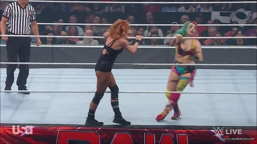 WWE_Monday_Night_Raw_2022_05_16_720p_HDTV_x264-NWCHD_mp4_007454689.jpg