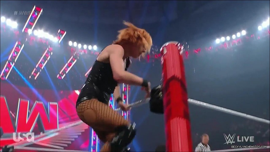 WWE_Monday_Night_Raw_2022_05_16_720p_HDTV_x264-NWCHD_mp4_007457092.jpg