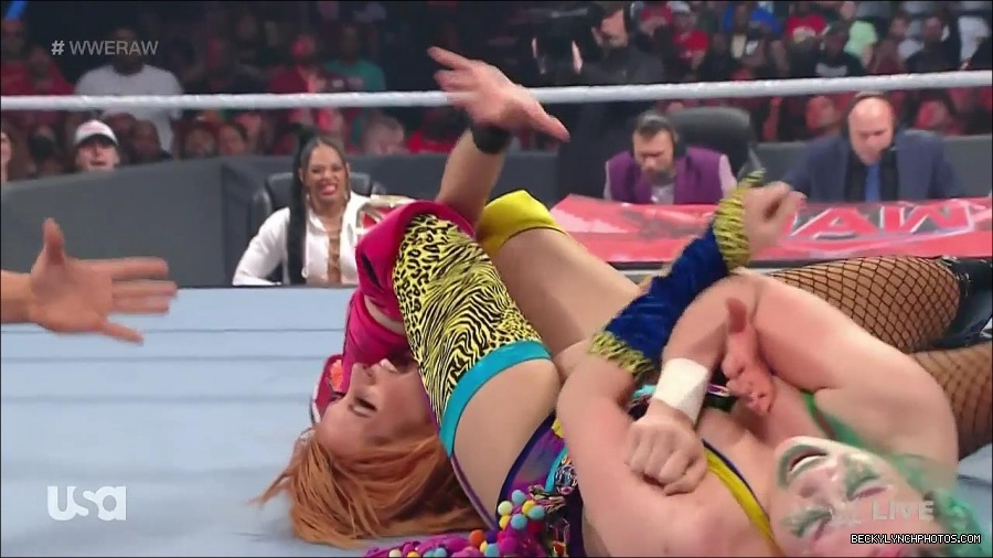 WWE_Monday_Night_Raw_2022_05_16_720p_HDTV_x264-NWCHD_mp4_007474309.jpg