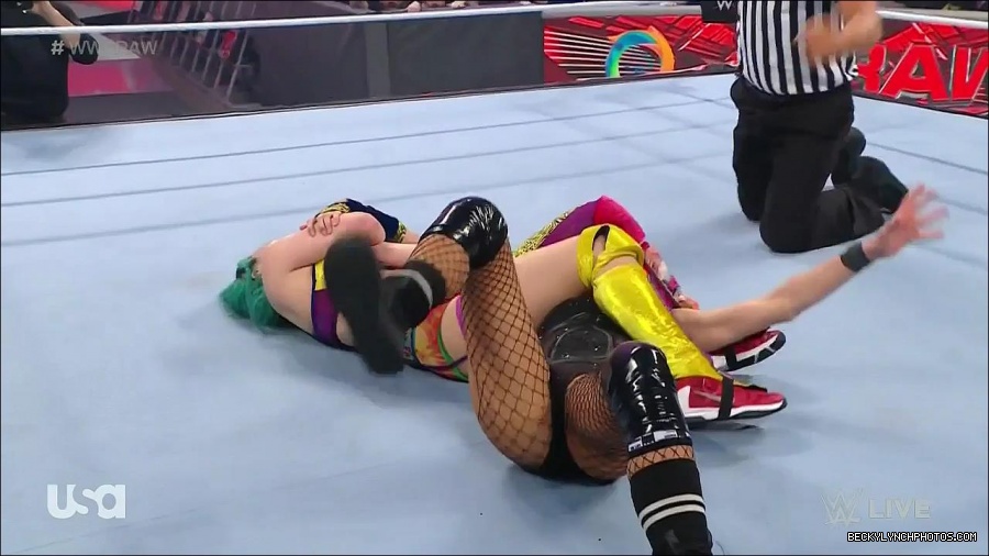WWE_Monday_Night_Raw_2022_05_16_720p_HDTV_x264-NWCHD_mp4_007475911.jpg