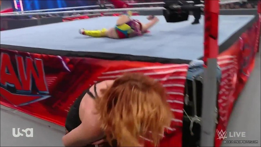 WWE_Monday_Night_Raw_2022_05_16_720p_HDTV_x264-NWCHD_mp4_007505941.jpg