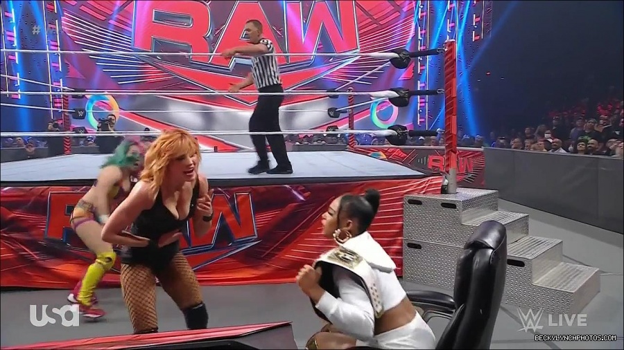 WWE_Monday_Night_Raw_2022_05_16_720p_HDTV_x264-NWCHD_mp4_007523058.jpg