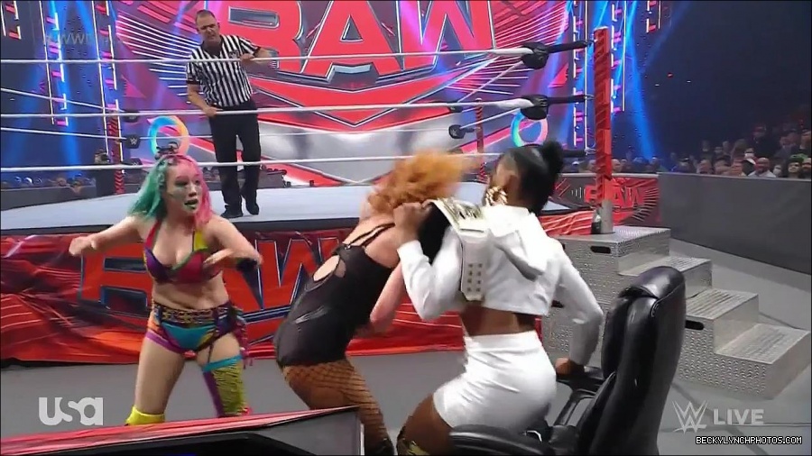 WWE_Monday_Night_Raw_2022_05_16_720p_HDTV_x264-NWCHD_mp4_007525060.jpg
