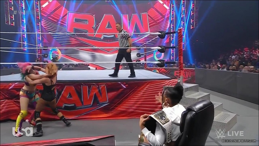 WWE_Monday_Night_Raw_2022_05_16_720p_HDTV_x264-NWCHD_mp4_007530265.jpg