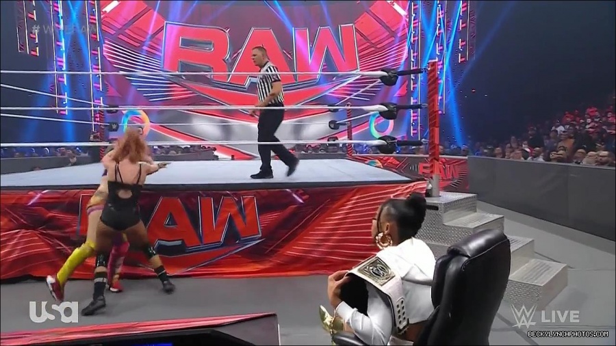WWE_Monday_Night_Raw_2022_05_16_720p_HDTV_x264-NWCHD_mp4_007530665.jpg