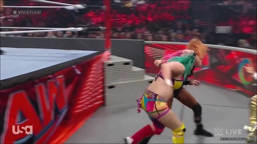 WWE_Monday_Night_Raw_2022_05_16_720p_HDTV_x264-NWCHD_mp4_007533068.jpg