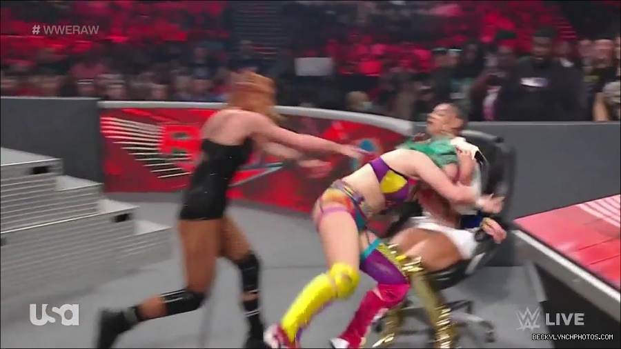 WWE_Monday_Night_Raw_2022_05_16_720p_HDTV_x264-NWCHD_mp4_007533468.jpg