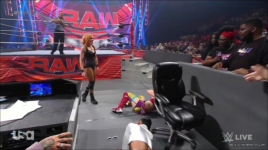 WWE_Monday_Night_Raw_2022_05_16_720p_HDTV_x264-NWCHD_mp4_007542277.jpg