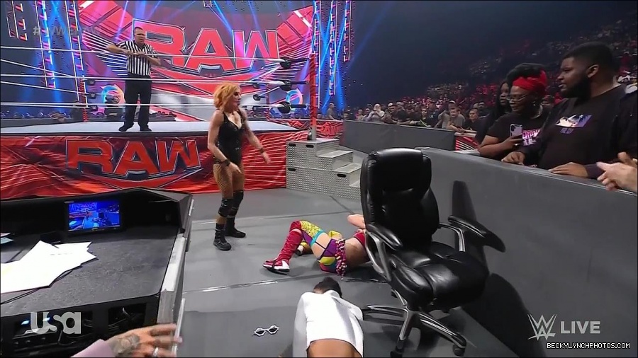 WWE_Monday_Night_Raw_2022_05_16_720p_HDTV_x264-NWCHD_mp4_007542677.jpg