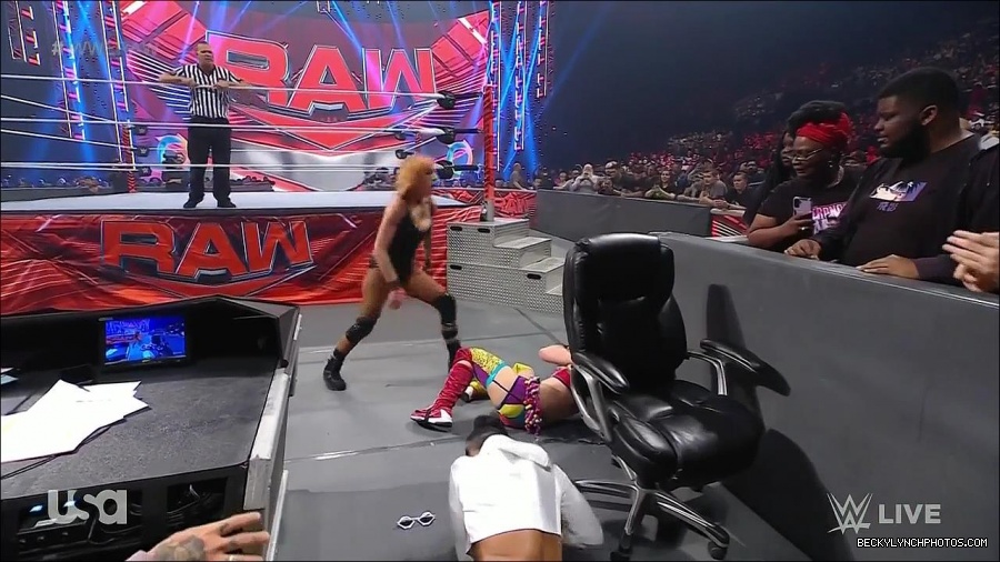 WWE_Monday_Night_Raw_2022_05_16_720p_HDTV_x264-NWCHD_mp4_007543078.jpg