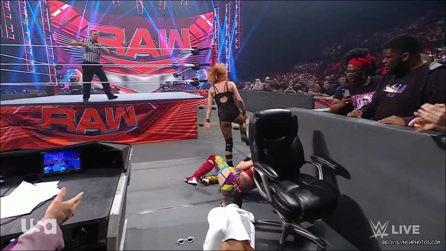 WWE_Monday_Night_Raw_2022_05_16_720p_HDTV_x264-NWCHD_mp4_007543878.jpg