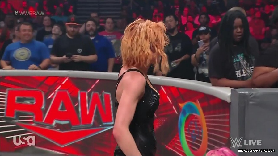 WWE_Monday_Night_Raw_2022_05_16_720p_HDTV_x264-NWCHD_mp4_007546281.jpg