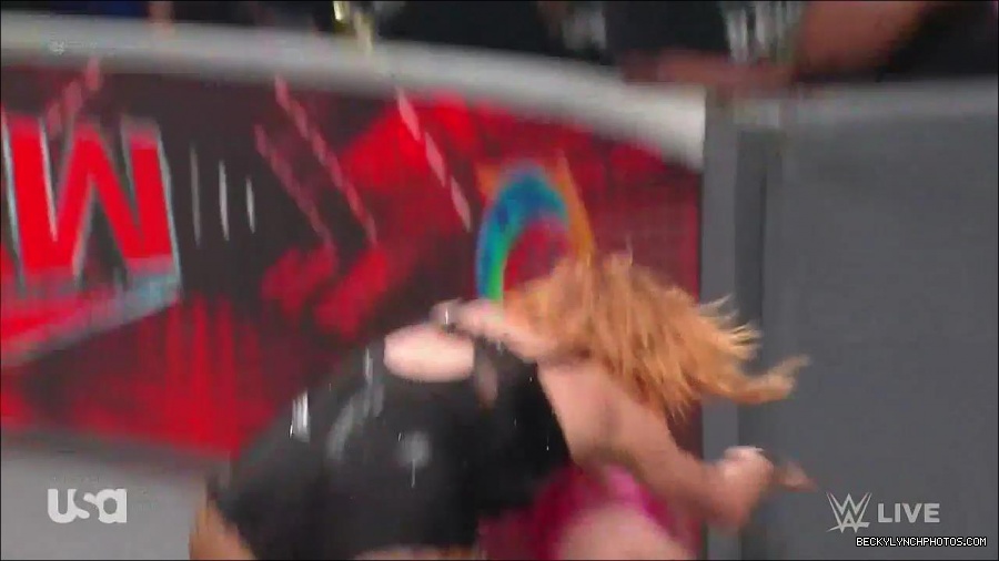 WWE_Monday_Night_Raw_2022_05_16_720p_HDTV_x264-NWCHD_mp4_007547082.jpg