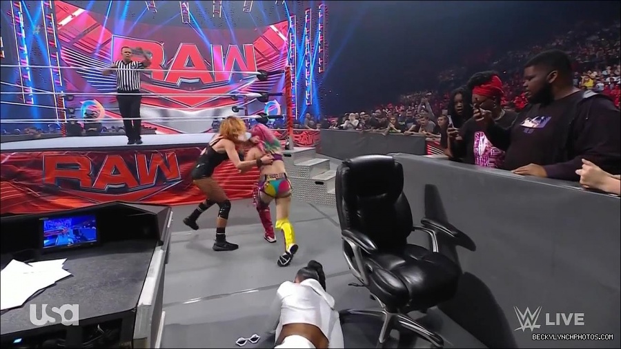 WWE_Monday_Night_Raw_2022_05_16_720p_HDTV_x264-NWCHD_mp4_007548283.jpg