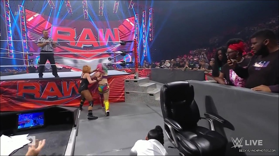 WWE_Monday_Night_Raw_2022_05_16_720p_HDTV_x264-NWCHD_mp4_007549084.jpg