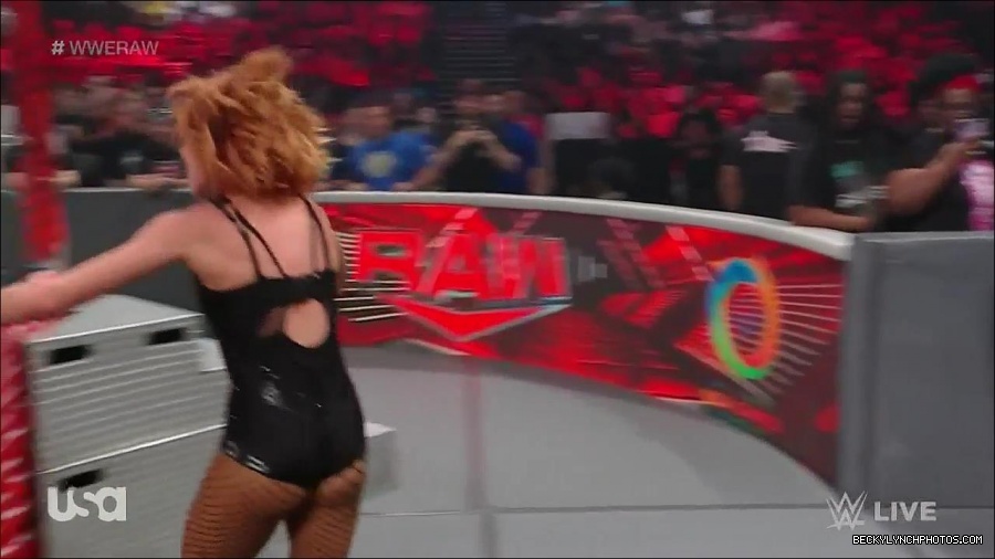 WWE_Monday_Night_Raw_2022_05_16_720p_HDTV_x264-NWCHD_mp4_007555490.jpg