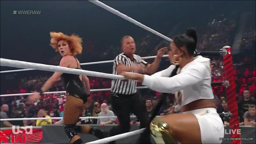 WWE_Monday_Night_Raw_2022_05_16_720p_HDTV_x264-NWCHD_mp4_007558293.jpg