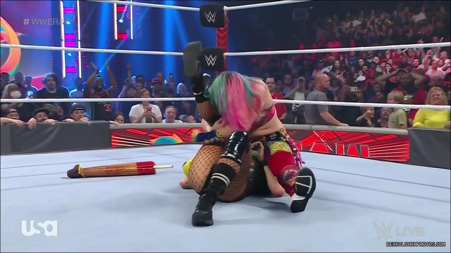 WWE_Monday_Night_Raw_2022_05_16_720p_HDTV_x264-NWCHD_mp4_007572307.jpg