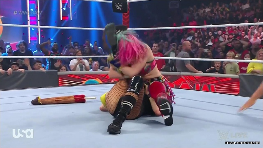 WWE_Monday_Night_Raw_2022_05_16_720p_HDTV_x264-NWCHD_mp4_007572707.jpg