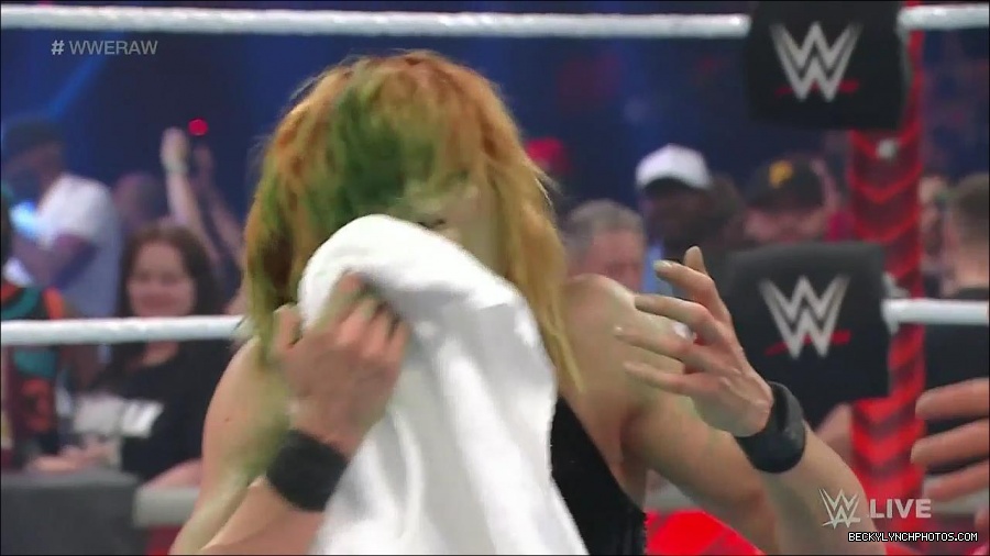 WWE_Monday_Night_Raw_2022_05_16_720p_HDTV_x264-NWCHD_mp4_007637972.jpg