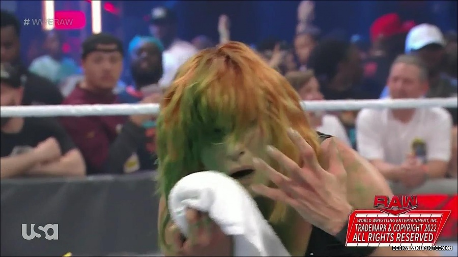 WWE_Monday_Night_Raw_2022_05_16_720p_HDTV_x264-NWCHD_mp4_007640375.jpg