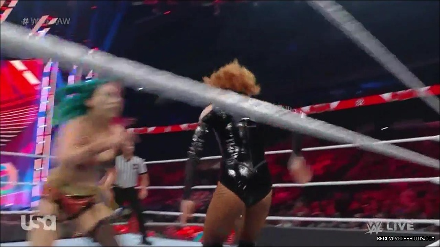 WWE_Monday_Night_Raw_2022_05_23_720p_HDTV_x264-NWCHD_mp4_007101401.jpg