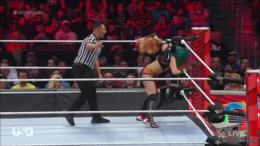 WWE_Monday_Night_Raw_2022_05_23_720p_HDTV_x264-NWCHD_mp4_007132232.jpg