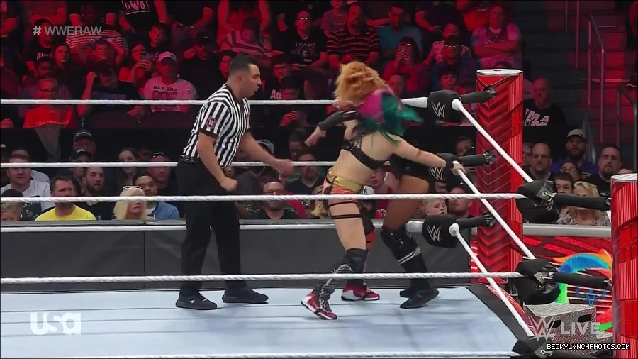 WWE_Monday_Night_Raw_2022_05_23_720p_HDTV_x264-NWCHD_mp4_007134634.jpg