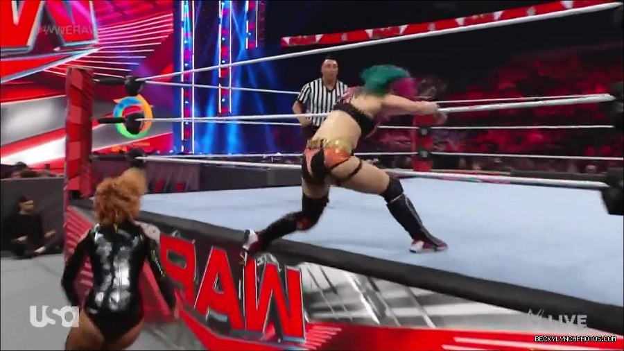 WWE_Monday_Night_Raw_2022_05_23_720p_HDTV_x264-NWCHD_mp4_007181882.jpg