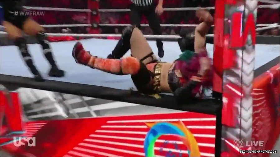 WWE_Monday_Night_Raw_2022_05_23_720p_HDTV_x264-NWCHD_mp4_007185886.jpg