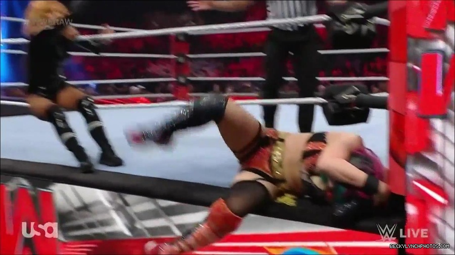 WWE_Monday_Night_Raw_2022_05_23_720p_HDTV_x264-NWCHD_mp4_007186686.jpg