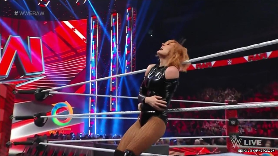 WWE_Monday_Night_Raw_2022_05_23_720p_HDTV_x264-NWCHD_mp4_007190690.jpg